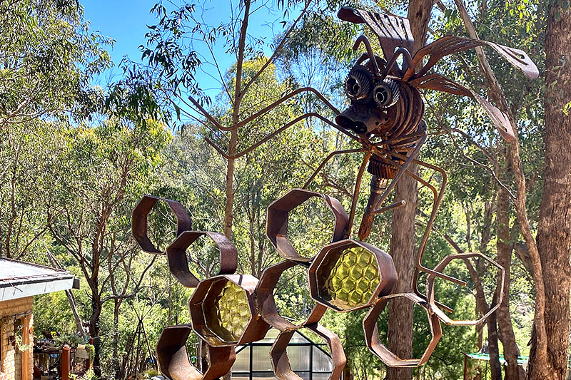Quirky sculptural bee made of scrap metals by Tread Sculptures in Melbourne, Australia